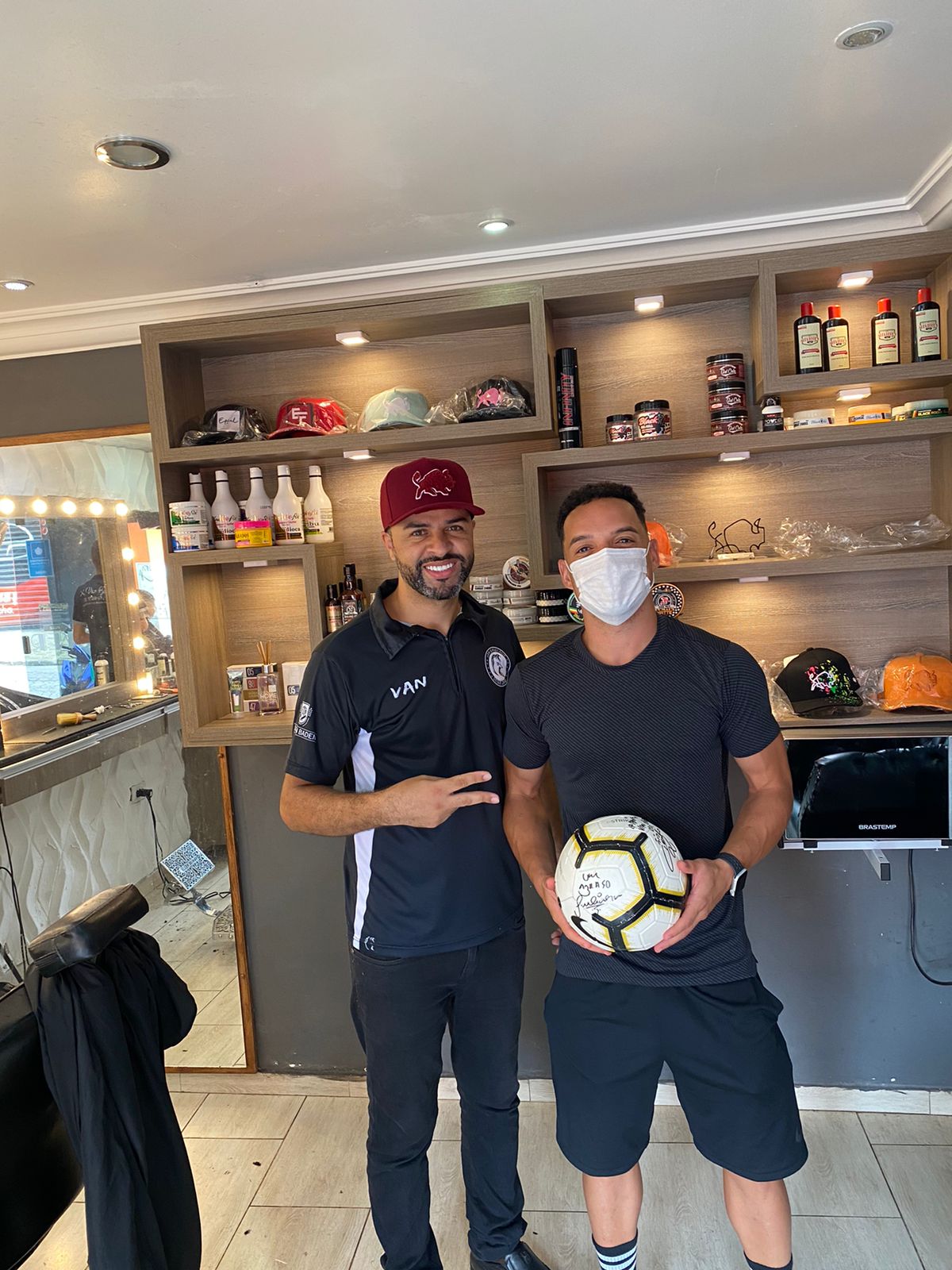 Van recebe grandes nomes do futebol e da música em sua Barbearia