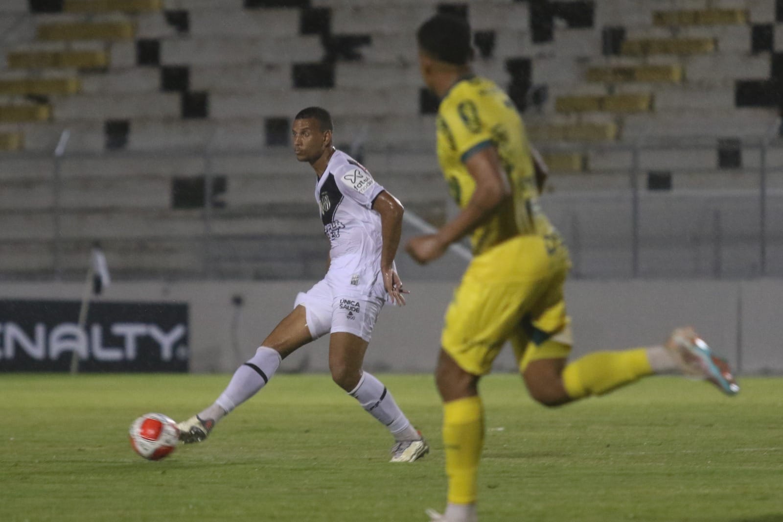 Com Mateus Silva em campo, Ponte Preta vence e entra na zona de classificação do Paulista