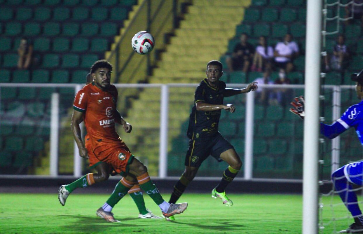 Luizinho marca seu primeiro gol com a camisa do Figueirense