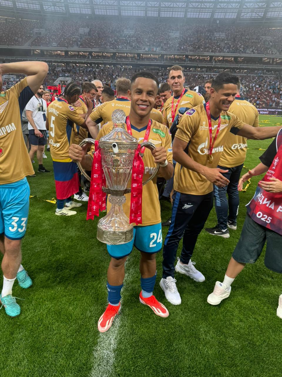 Pedrinho celebra conquista da Copa da Rússia