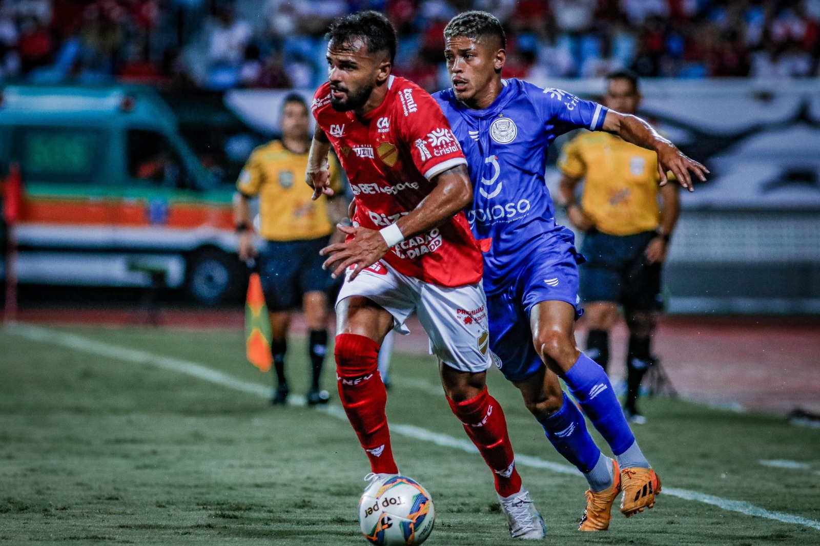 Após assistência, lateral Eric Melo celebra estreia pelo Vila Nova: “muito feliz pelo momento”