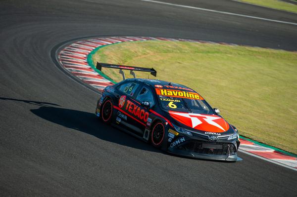 Tony Kanaan trabalha em acerto do carro para etapa do Velocitta da Stock Car