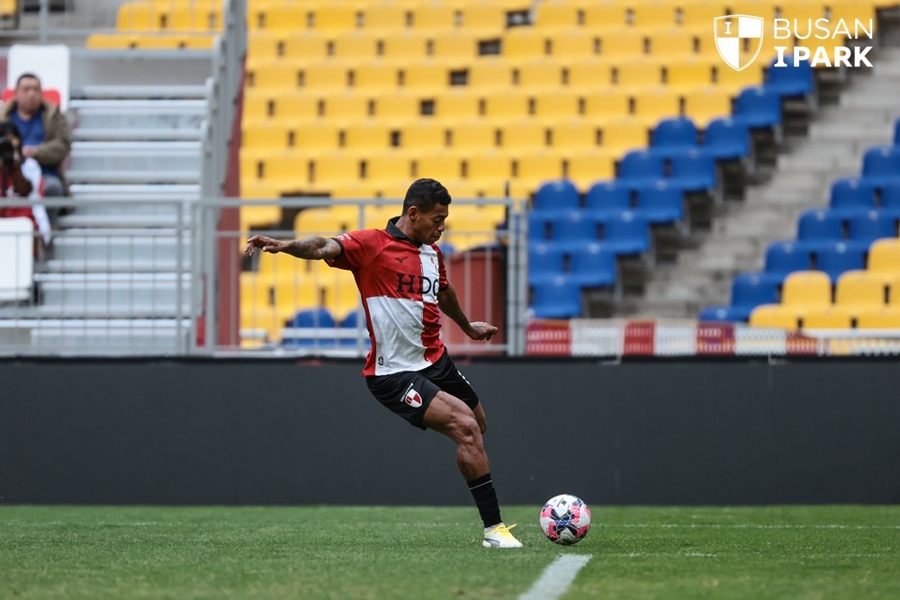 Atacante brasileiro celebra classificação na Copa da Coreia e destaca: “Nosso foco é o título”