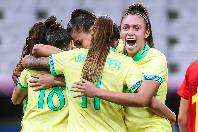 Brasil goleia a Espanha e retorna a uma final olímpica do futebol feminino após 16 anos