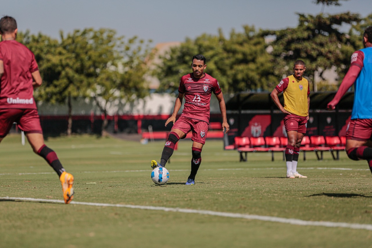 Atacante do Atlético-GO celebra primeiro gol no Brasileirão e projeta partida decisiva pela Copa Sul-americana