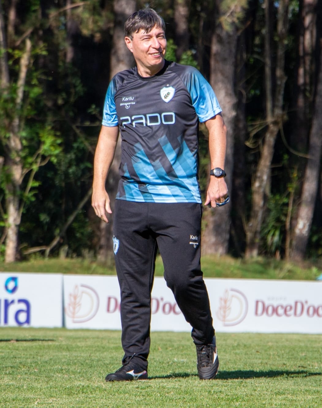 Auxiliar do Londrina, Roberto Júnior acumula títulos e busca evolução profissional como técnico da base do clube