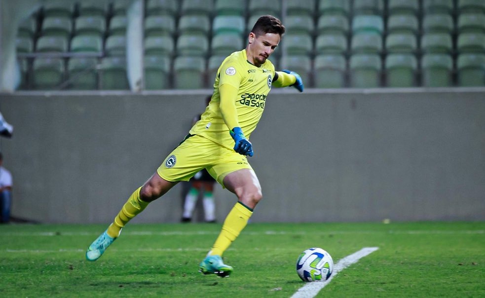 Pelo segundo mês seguido, goleiro Tadeu, do Goiás, entra para a seleção do Brasileirão