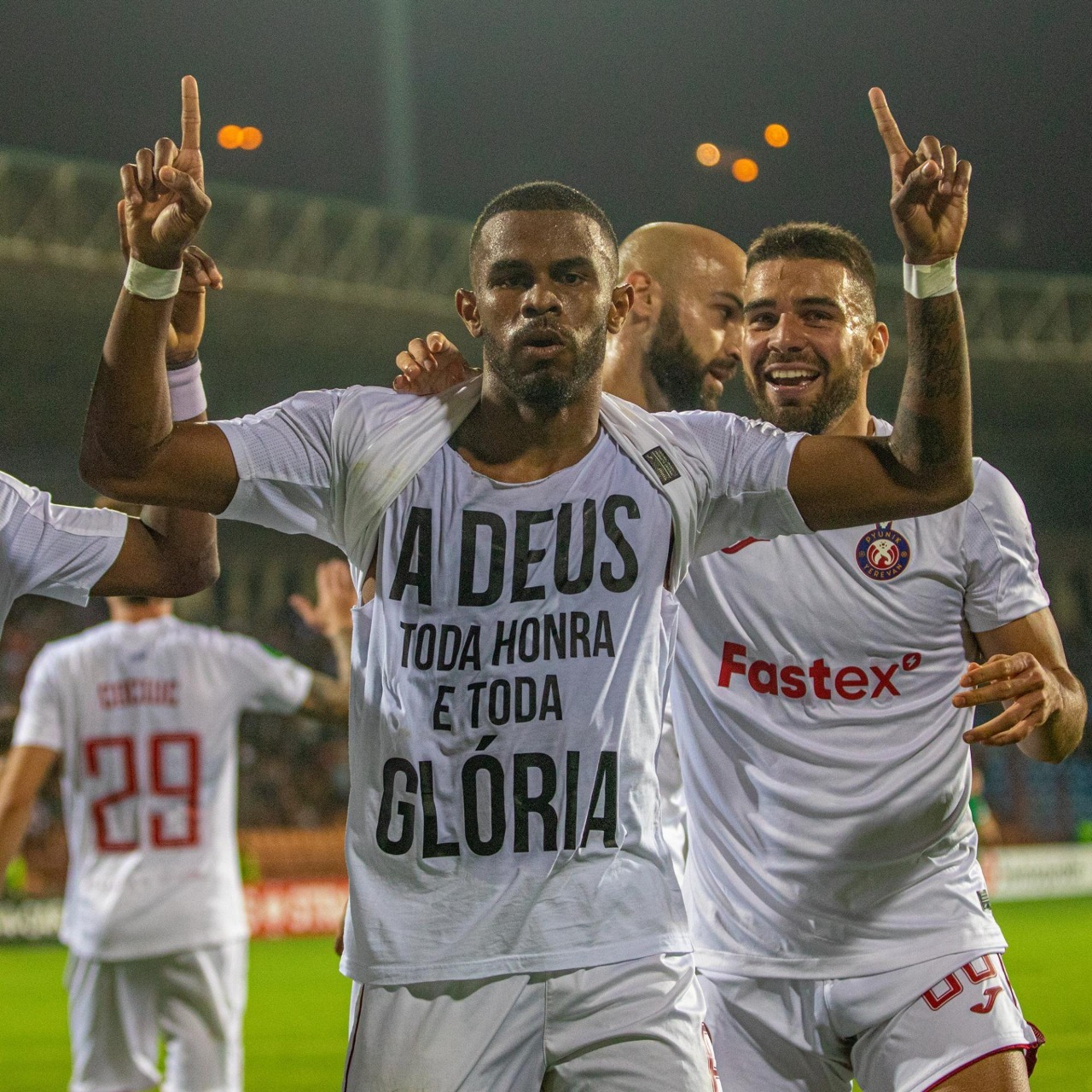 Lateral brasileiro celebra gol e vitória importante pela Conference League