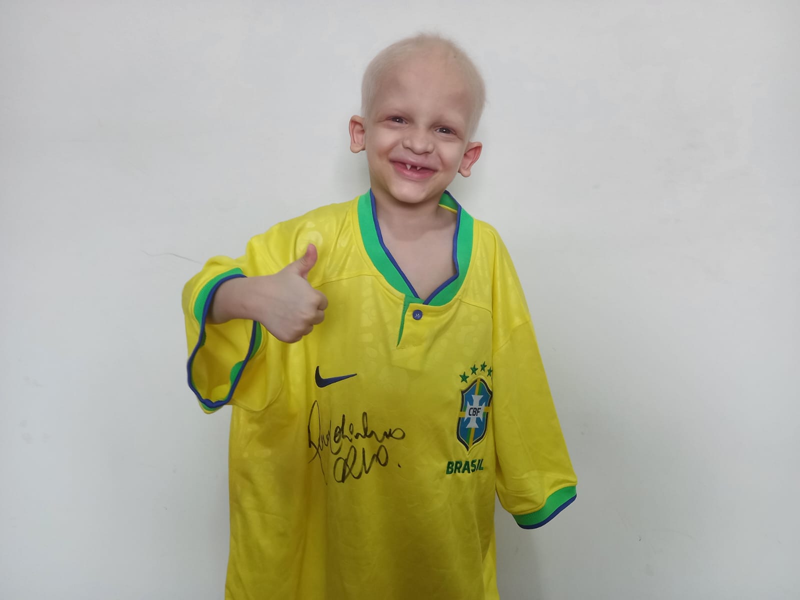 Ronaldinho Gaúcho doa camisa da Seleção autografada pra rifa do Dani