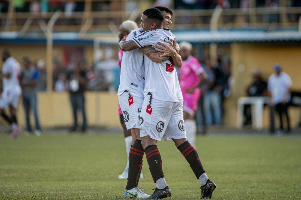 Vitória bate o Barcelona em Ilhéus e leva vantagem na semifinal do Baiano