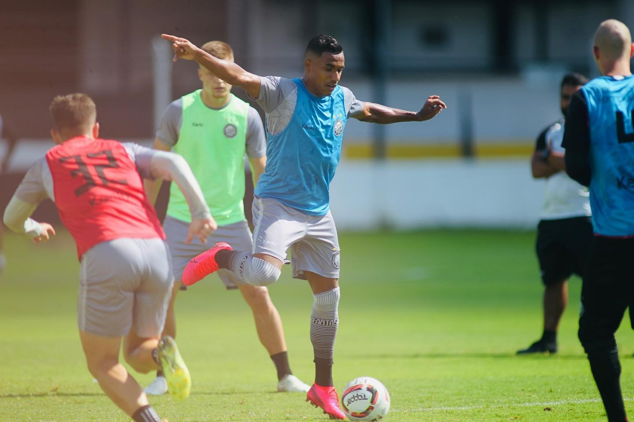 Na liderança, Arnaldo comemora goleada do Operário-PR