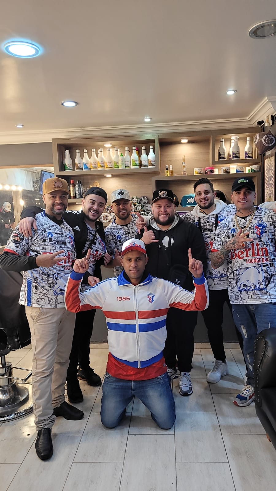 Artistas visitam Van Barbearia, após evento solidário do Belenense FC