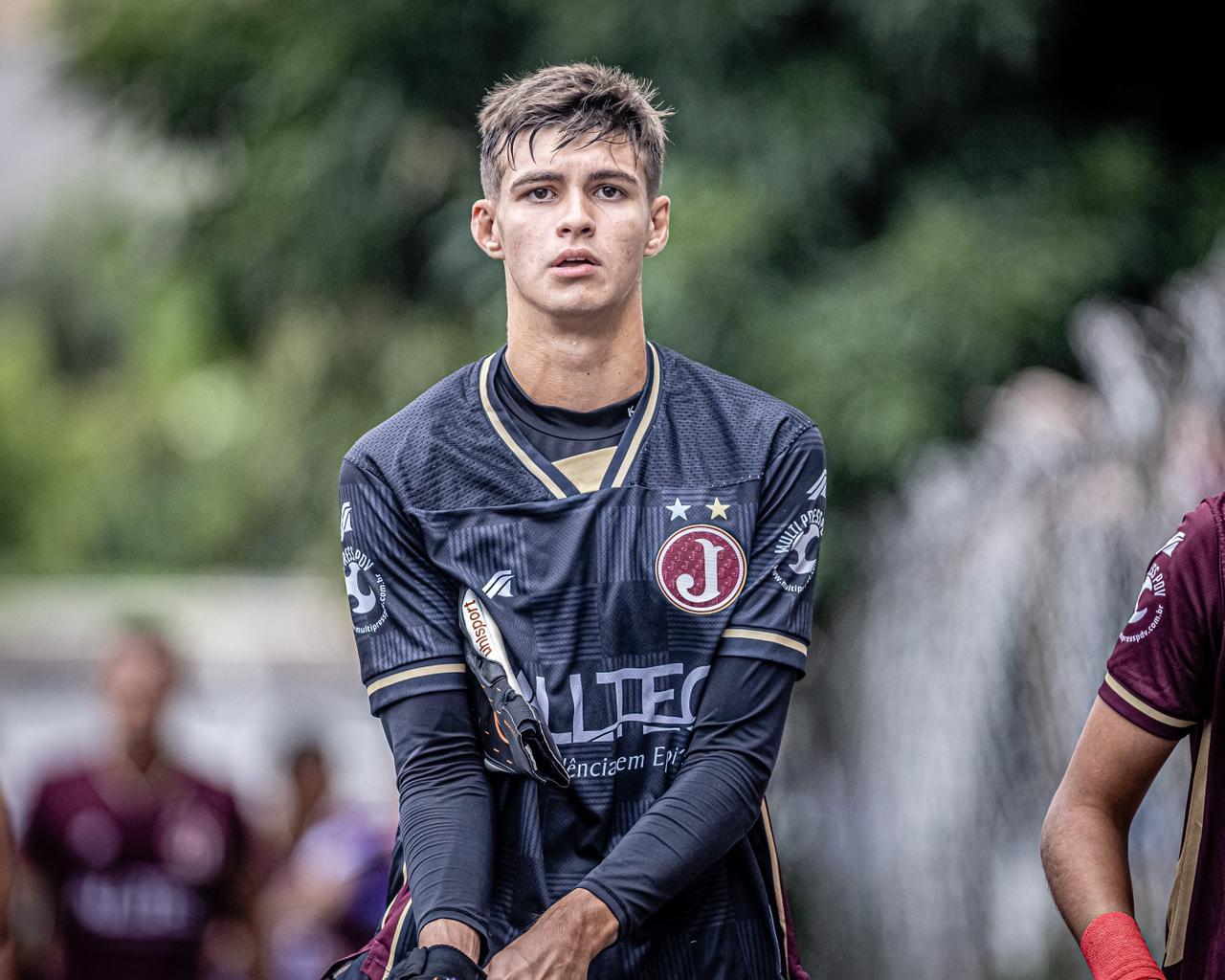 Goleiro Lucas Condé comemora classificação do Juventus para as quartas de final do Paulista Sub-17