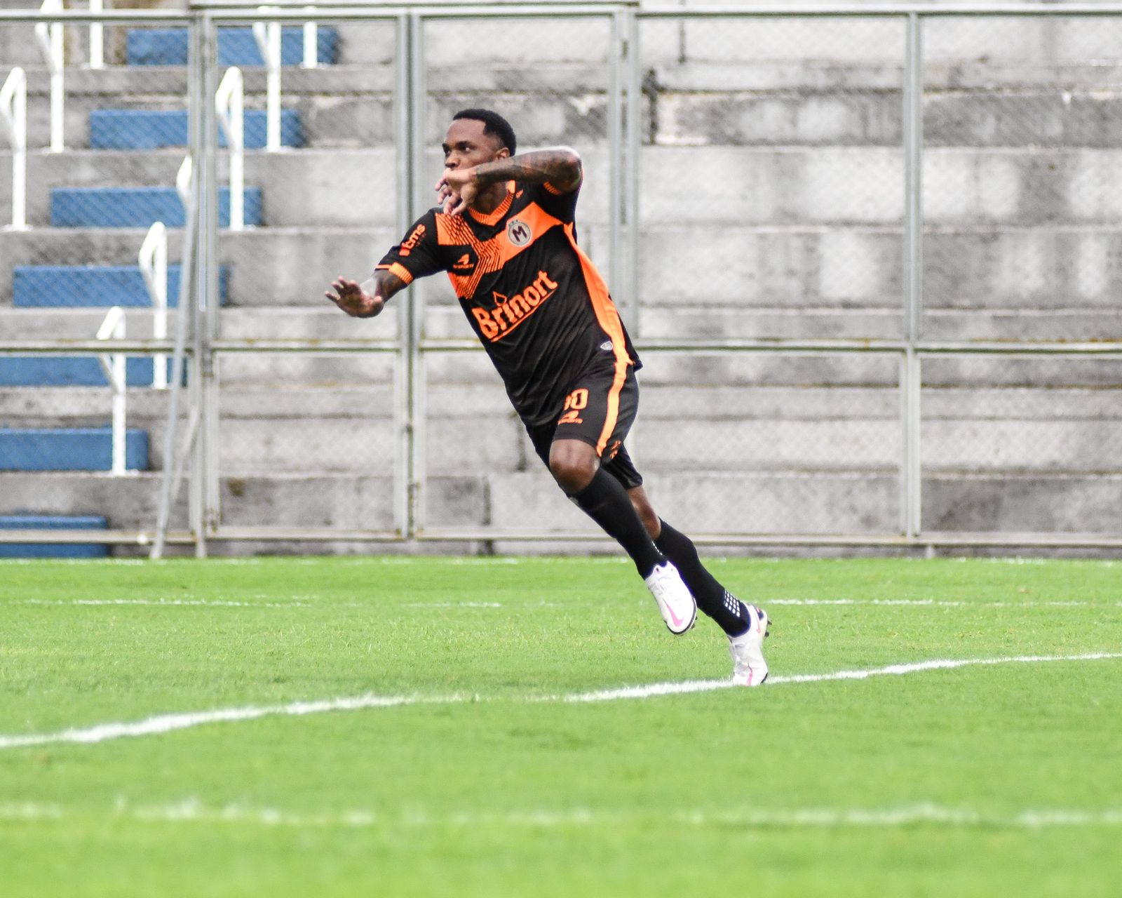 Ex-Palmeiras, meia Patrick Vieira celebra estreia com gol pelo Manauara