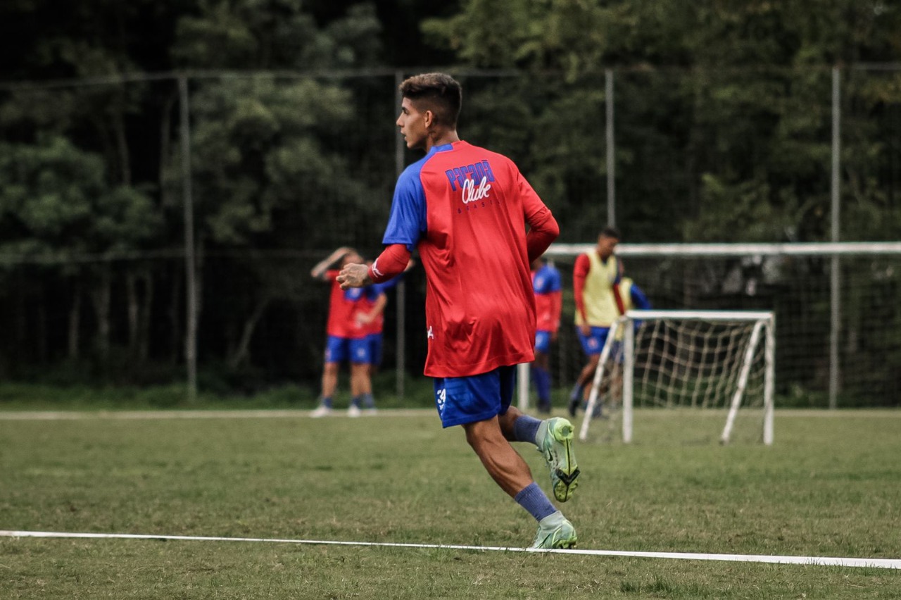 Prestes a renovar com o Paraná, Gui Nascimento recebe elogios do técnico: ‘Maturidade de jogar futebol’