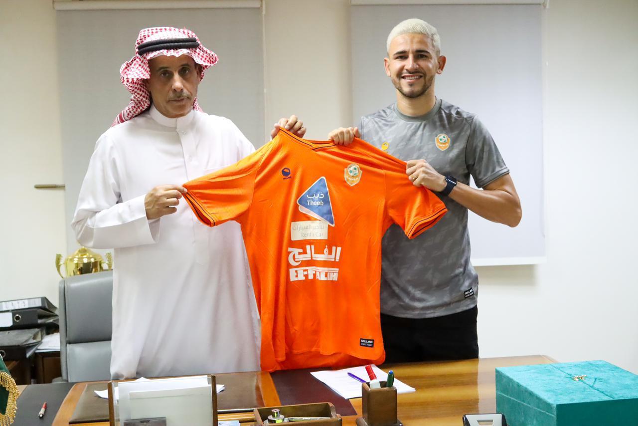 Atacante Capixaba acerta com equipe da Arábia Saudita e celebra: “Muito feliz”