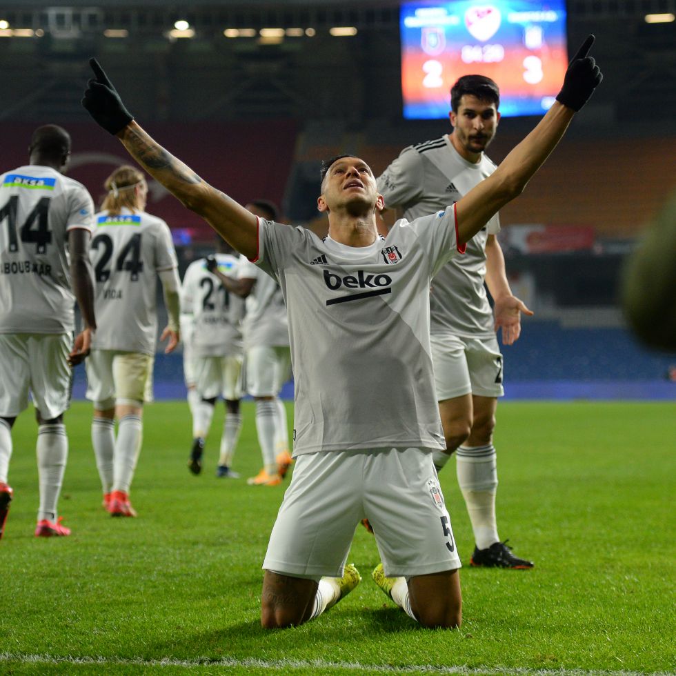 Souza decide clássico mais uma vez e mantém Besiktas na liderança da Liga Turca