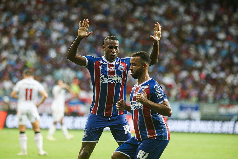 De virada, Bahia vence o Vitória na Fonte Nova e garante classificação na Copa do Nordeste