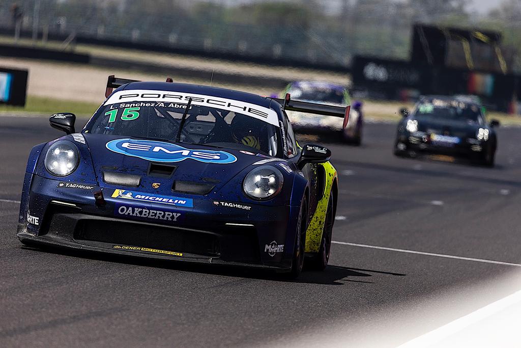 Átila Abreu e Léo Sanchez fazem corrida de recuperação no Porsche Endurance, mas furo de pneu tira chance de pódio