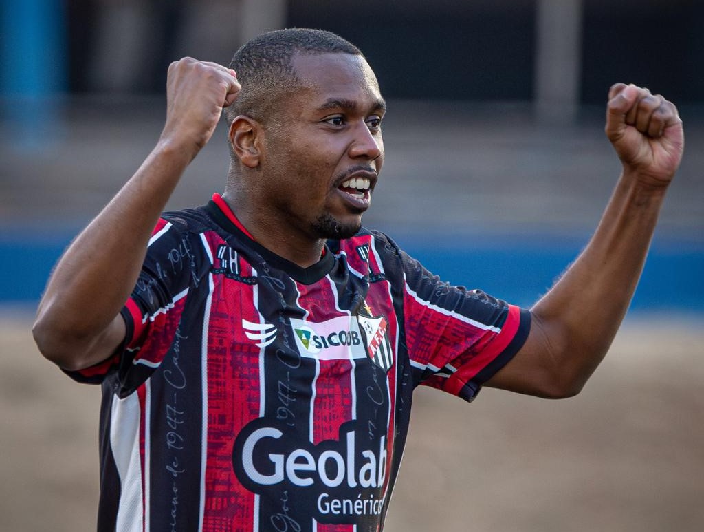 Breno comemora gol da vitória do Anápolis no primeiro jogo da final da Série D e sonha com o título