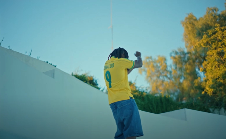 Cochise lança novo single "LUKAKU", acompanhado de clipe em que veste a camisa do Brasil