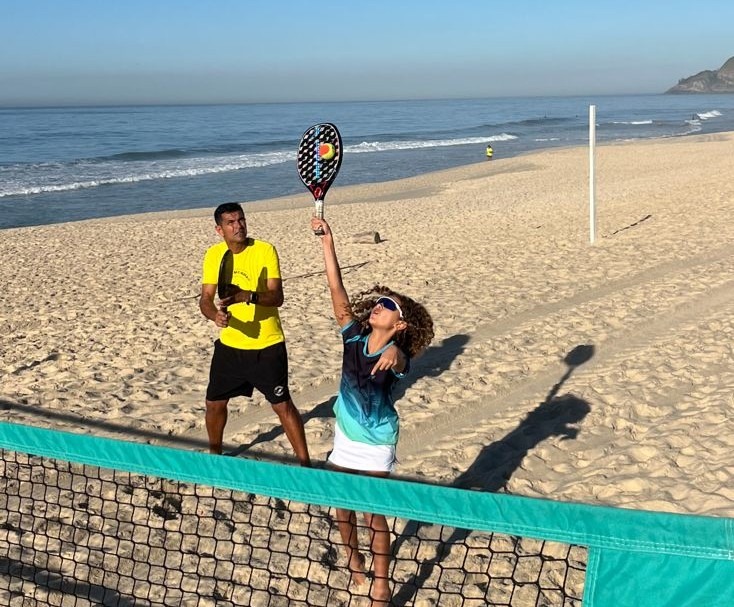 Em comemoração ao Dia dos Pais, professor carioca jogará em todos os points de Beach Tennis do Leme ao Pontal, no Rio de Janeiro, com sua filha