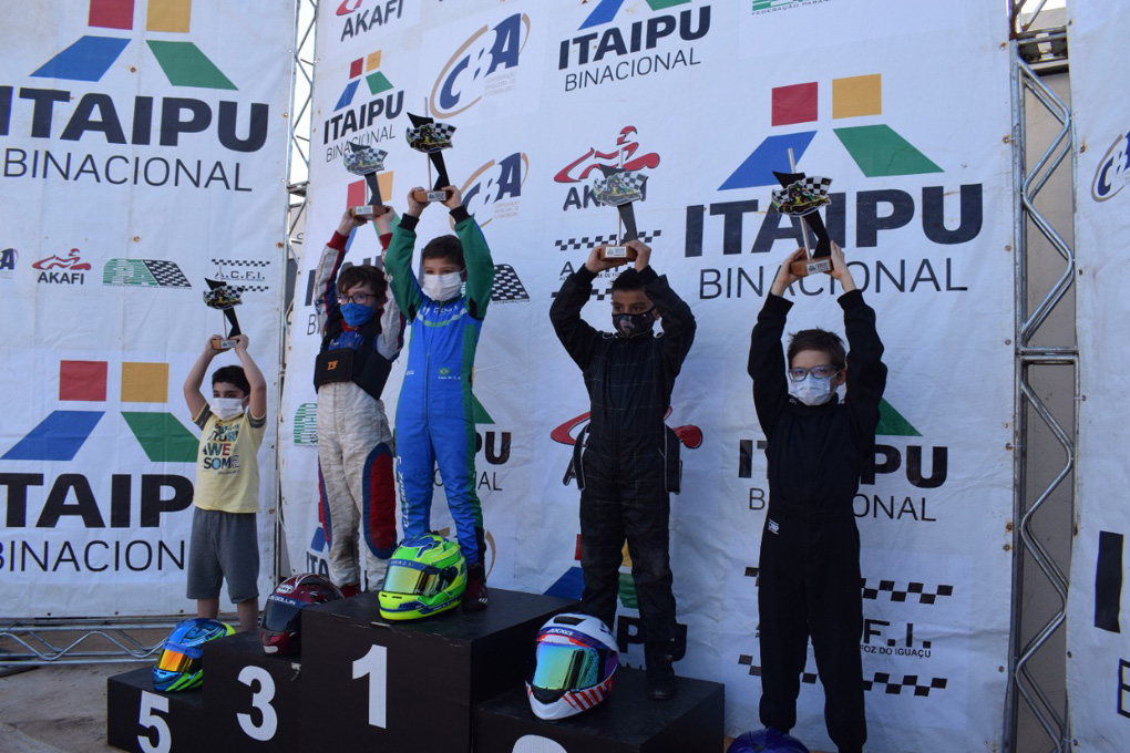 Zorzetto mantém invencibilidade com 4ª vitória no Citadino de Kart de Foz