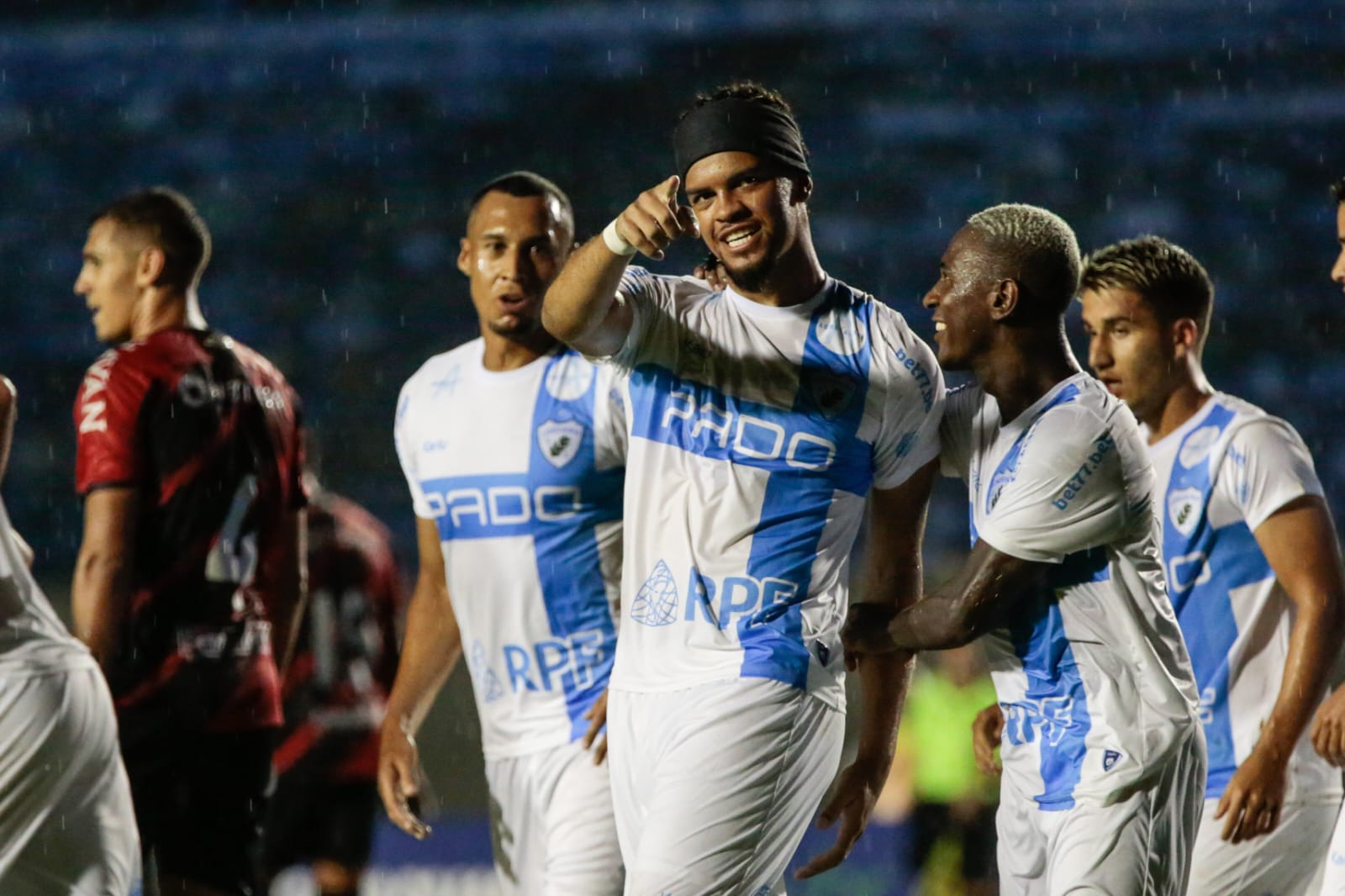 Augusto marca e ajuda o Londrina a se manter na liderança do Paranaense