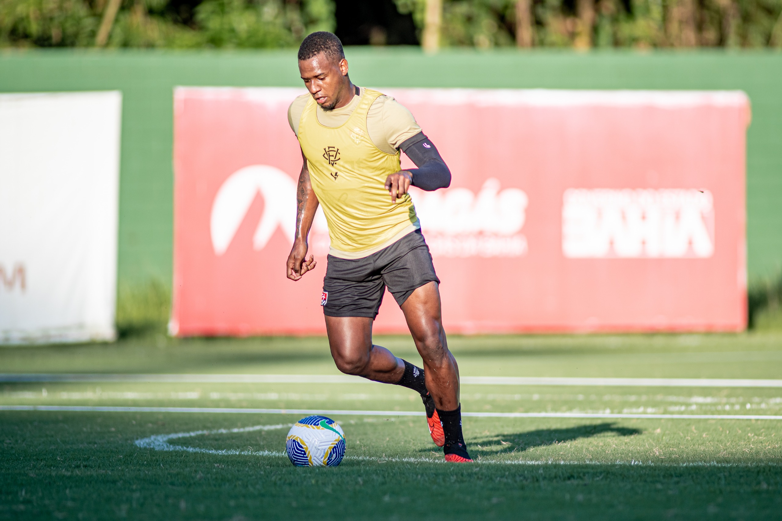 Antes de duelo contra o Botafogo, volante Dudu valoriza elenco do Vitória e destaca: “vamos em busca da classificação”