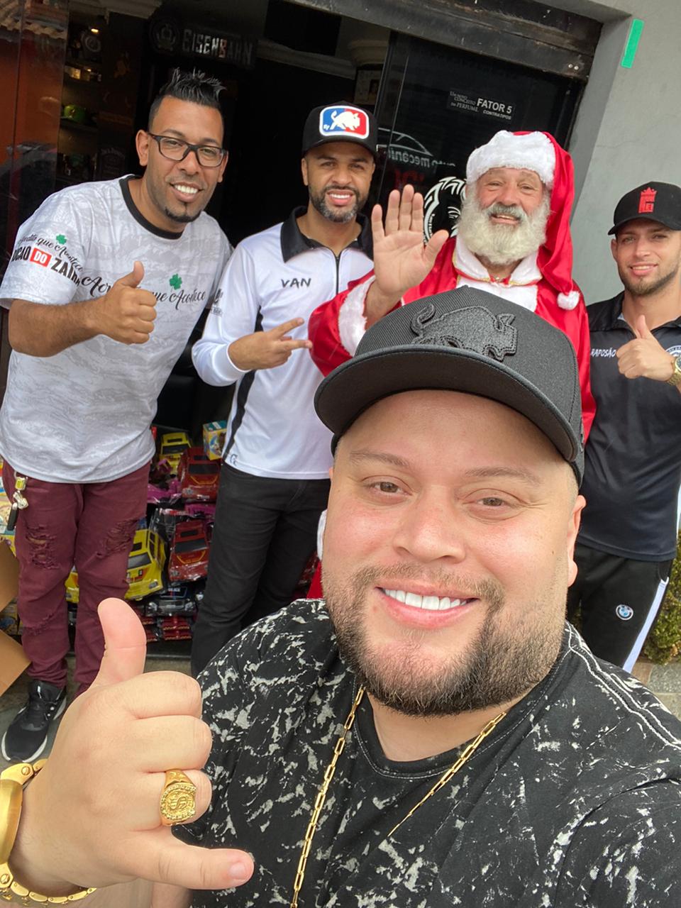 Van Barbearia realiza ação solidária de Natal