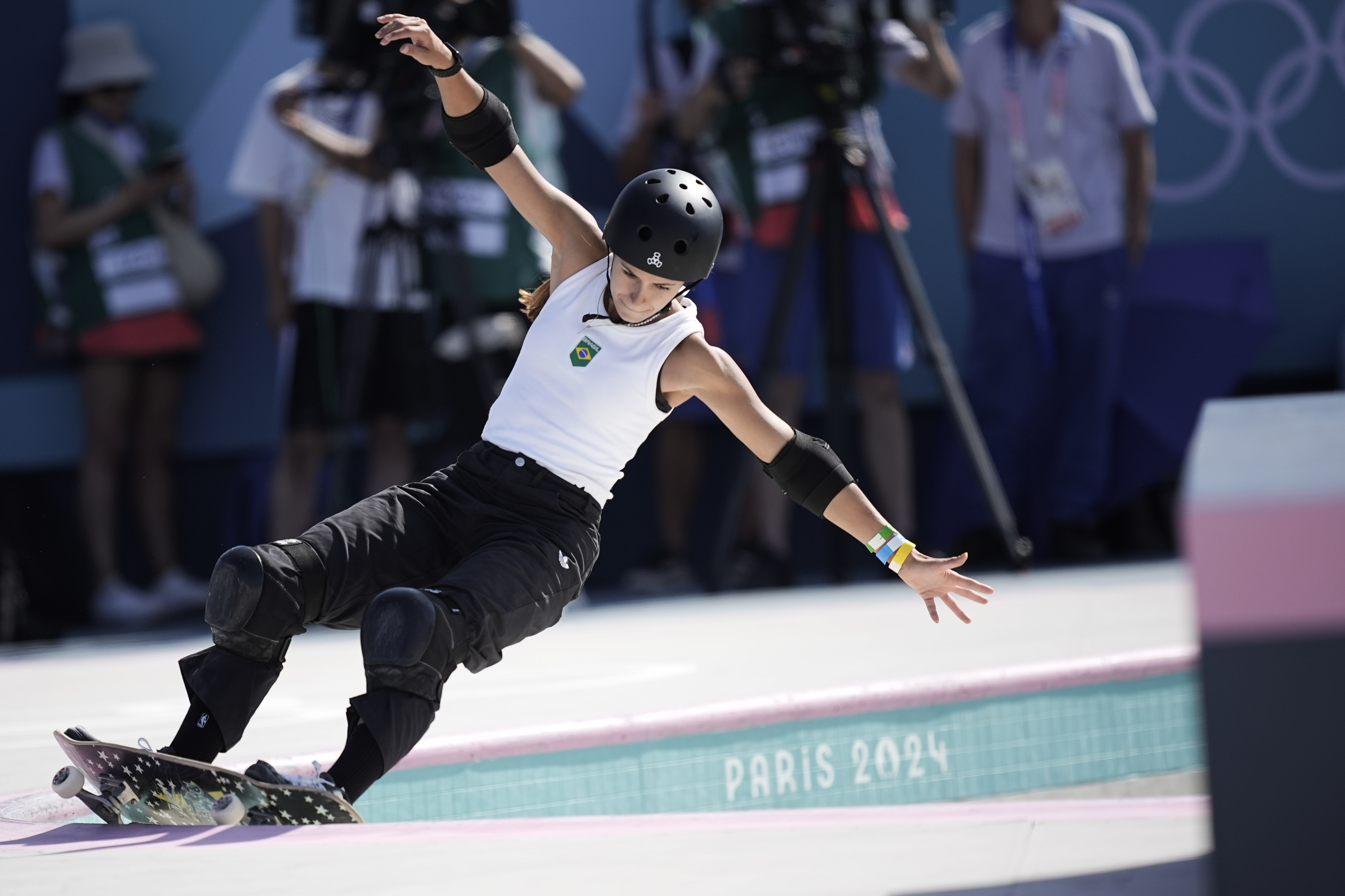 Dora Varella avança para a final do skate park em Paris