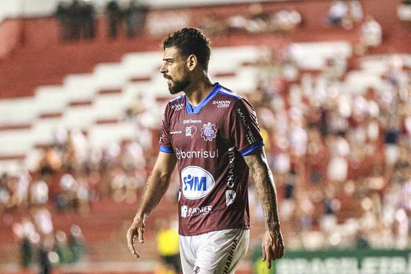 Zagueiro Lucas Cunha completa dois meses no Caxias neste sábado (15)