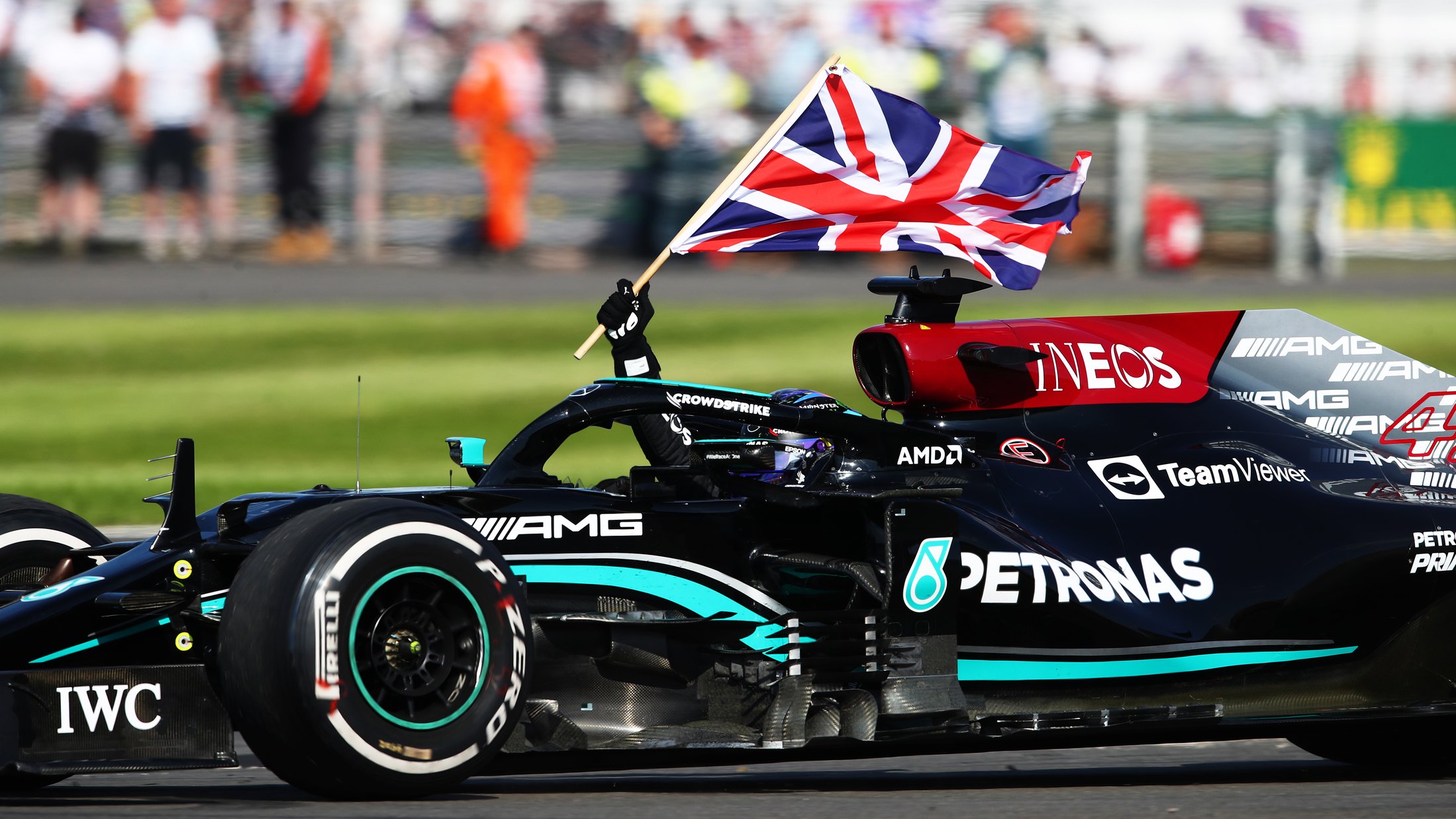 Hamilton vence GP da Inglaterra pela oitava vez em corrida controversa