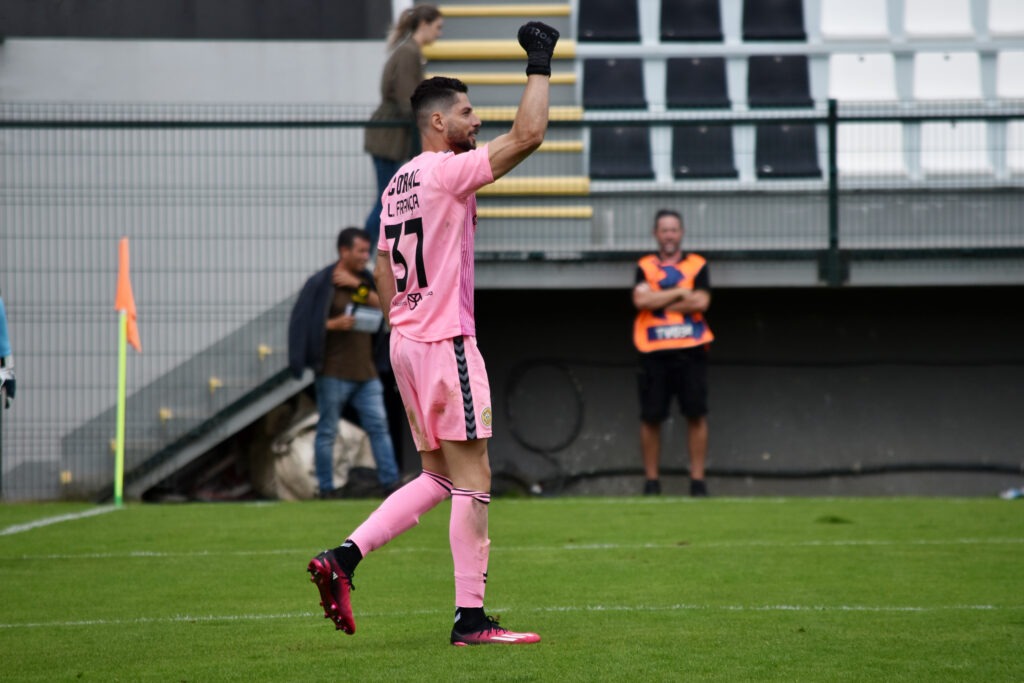 Ex-Cruzeiro, goleiro Lucas França brilha em Portugal com oito pênaltis defendidos na temporada