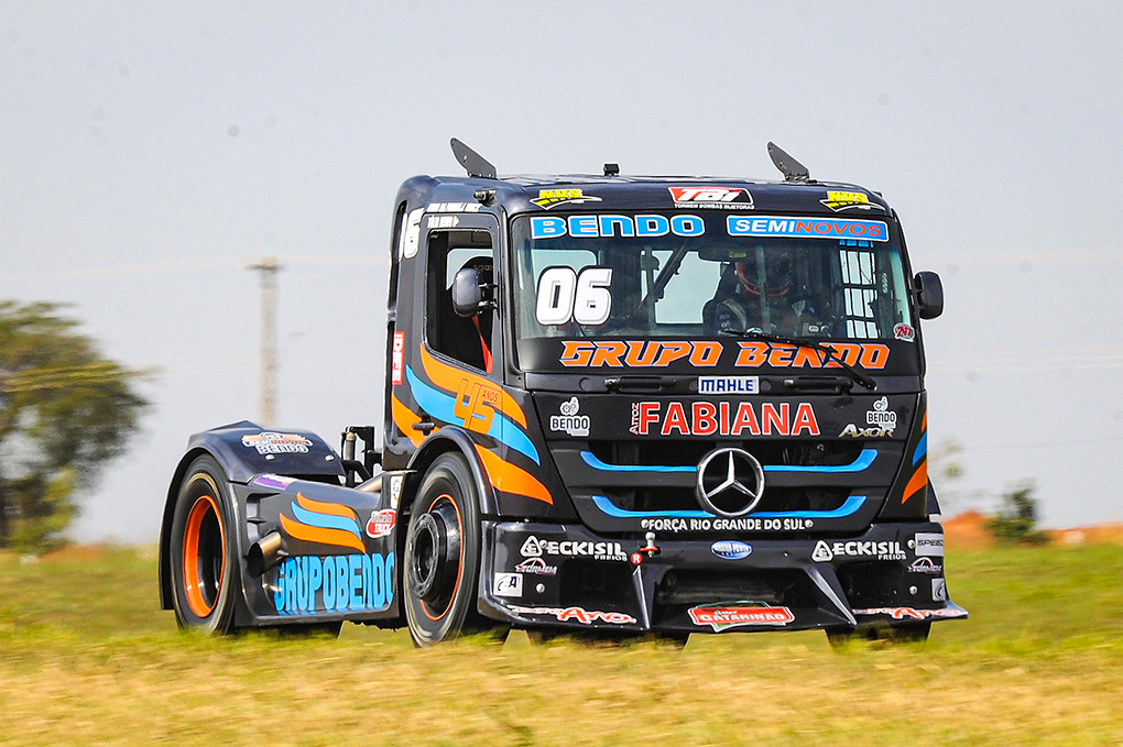 Fleck e Túlio Bendo dividem a liderança da Fórmula Truck