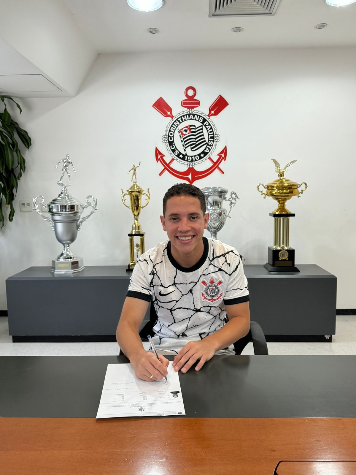 Novo reforço do Sub-20 do Corinthians, Robert Lopes enxerga nova fase com confiança