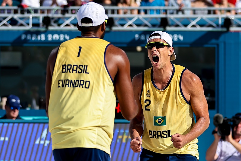 Evandro e Arthur não resistem a dupla nº 1 do mundo e param nas quartas no vôlei de praia em Paris