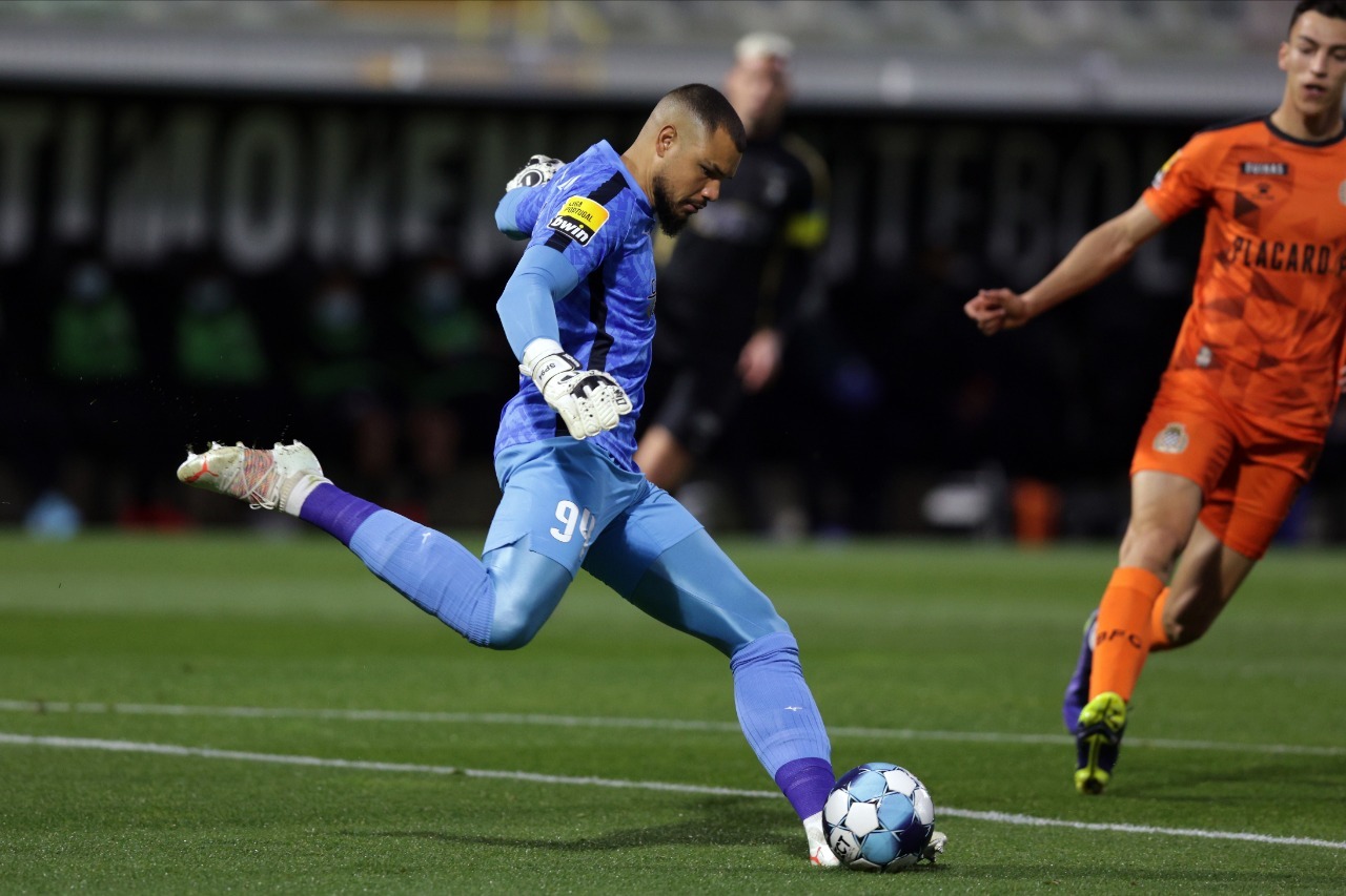 Destaque do Portimonense, goleiro brasileiro avalia momento e destaca busca por vaga em competição europeia