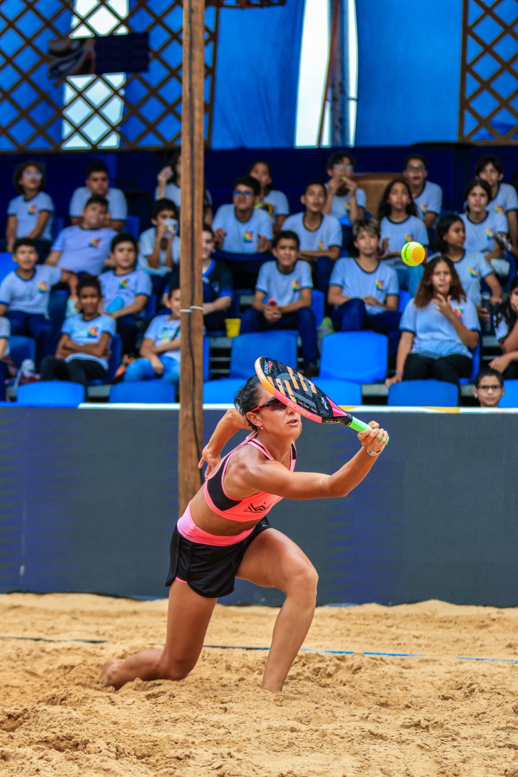 Torneio BT 400 do EMS Open de Beach Tennis começa com mais de mil crianças de escolas públicas agitando a quadra central do evento mundial em Petrolina (PE)