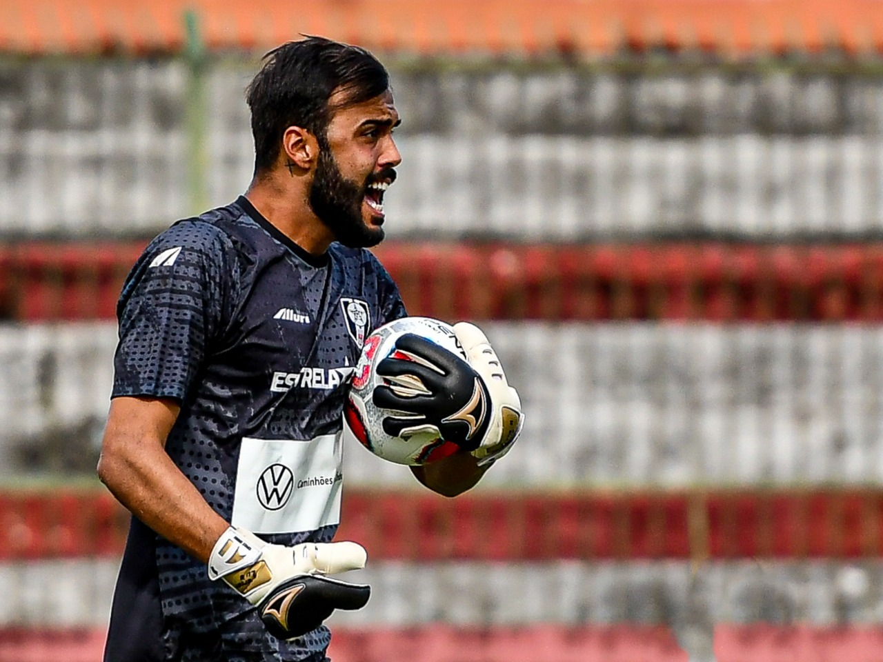 Goleiro do Resende projeta duelo contra o Botafogo e destaca solidez defensiva da equipe