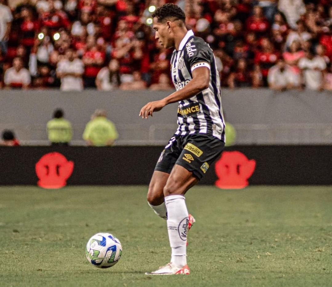 "Vitória muito importante, seguimos lutando e vamos sair da zona de desconforto", João Lucas fala da vitória do Santos