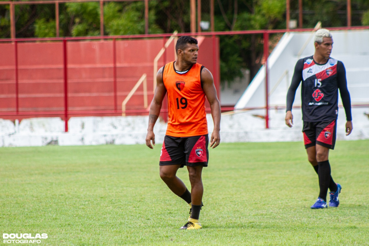 Cléo Pereira visa Cearense com a camisa do Caucaia