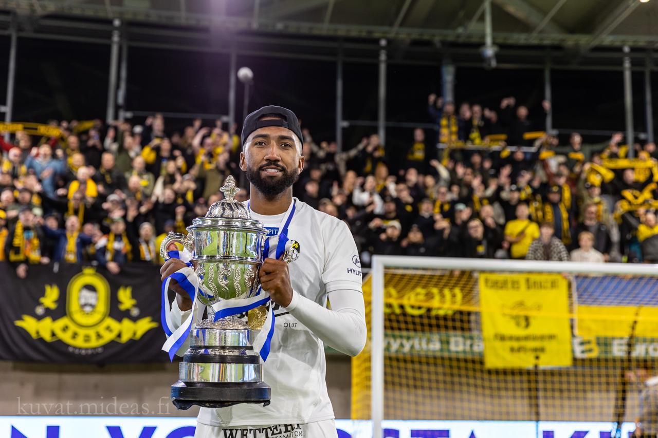 Atacante Lucas Rangel celebra conquista da Copa da Finlândia pelo KuPS