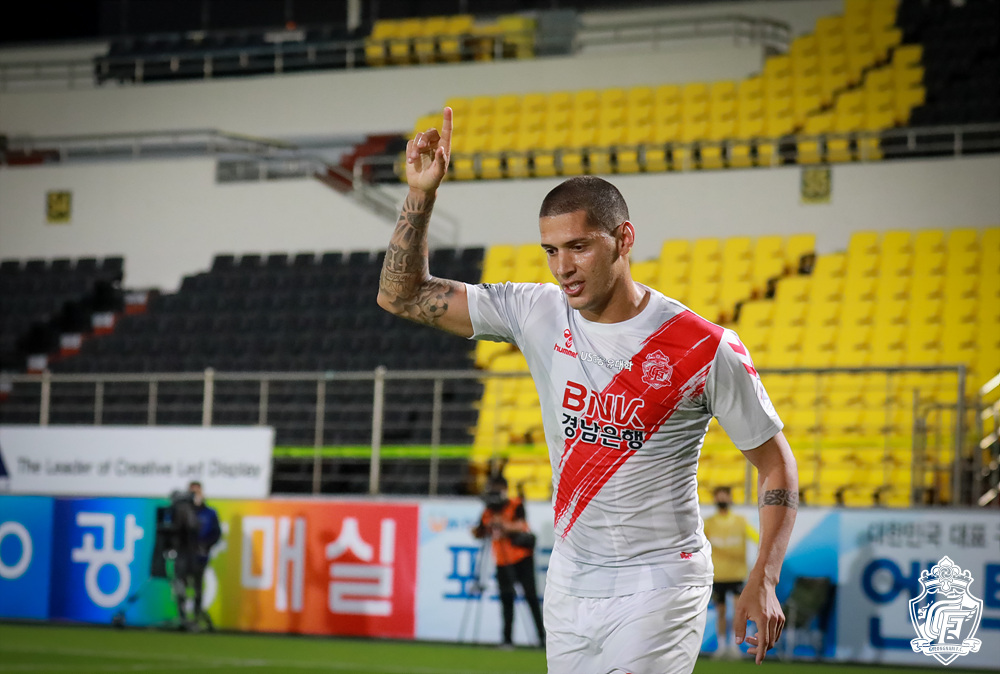 Artilheiro da K-League 2, atacante Tiago Orobó renova contrato com equipe Coreana